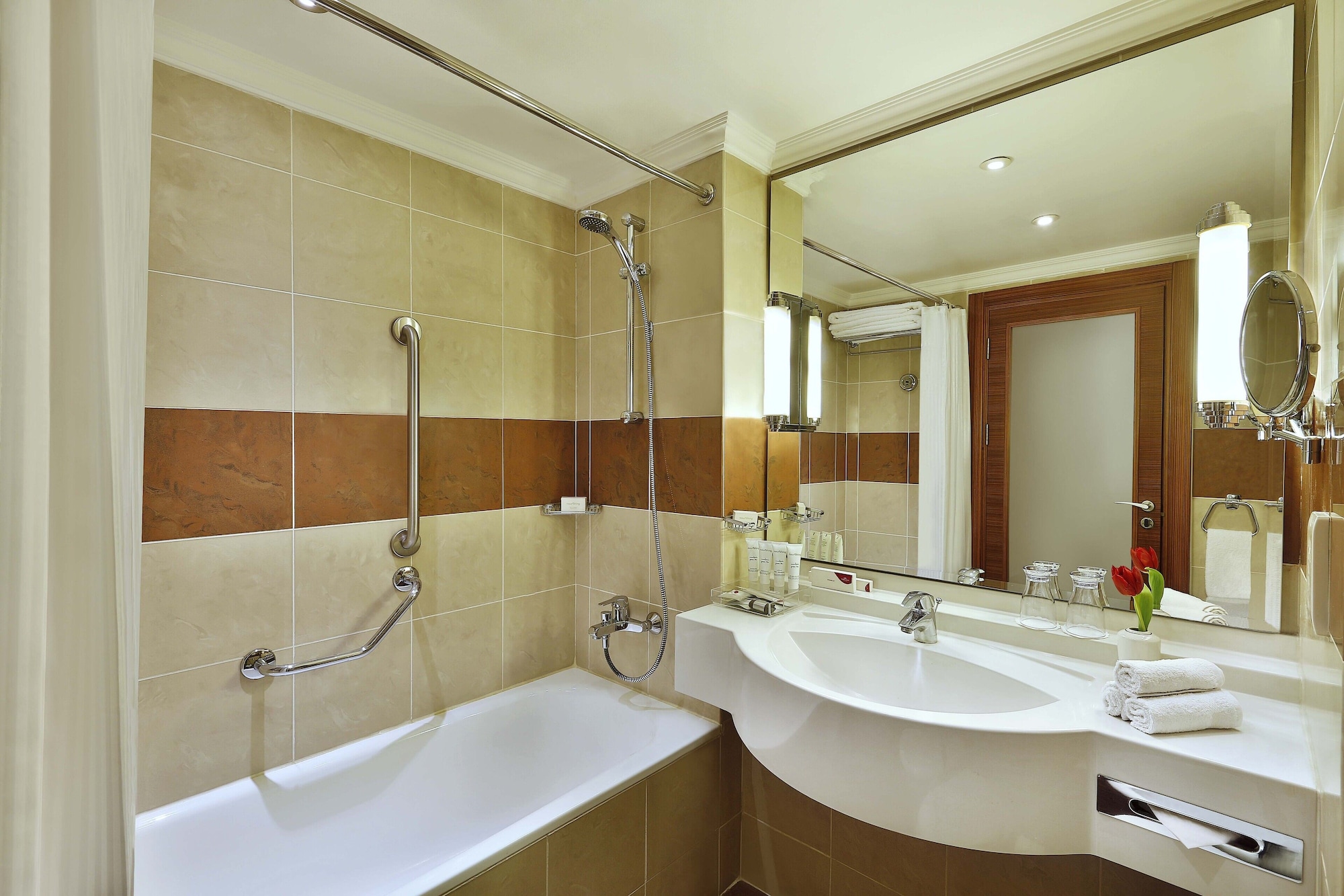 غرفة قياسية بسريرين منفصلين لذوي الإعاقة، Crowne Plaza Hotel Amman 7/8