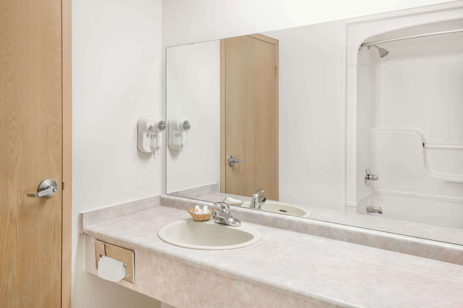 Super 8 by Wyndham Ambassador Bridge Windsor ON 26/28