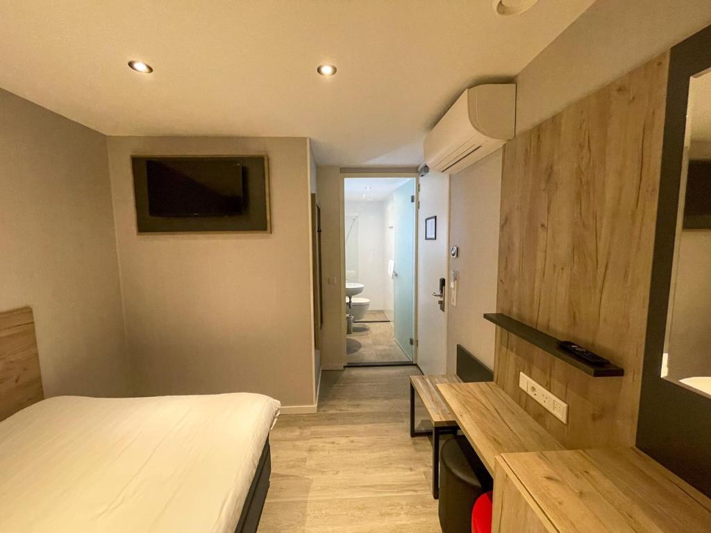 Small Double, No Window