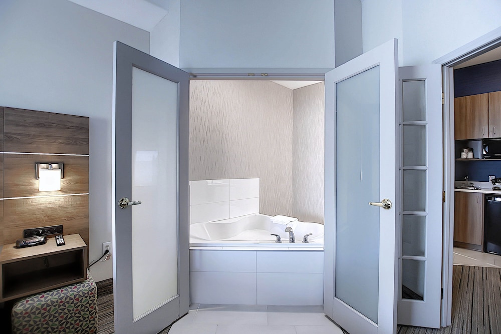 Holiday Inn Express Hotel Suites Airport Calgary 12/52
