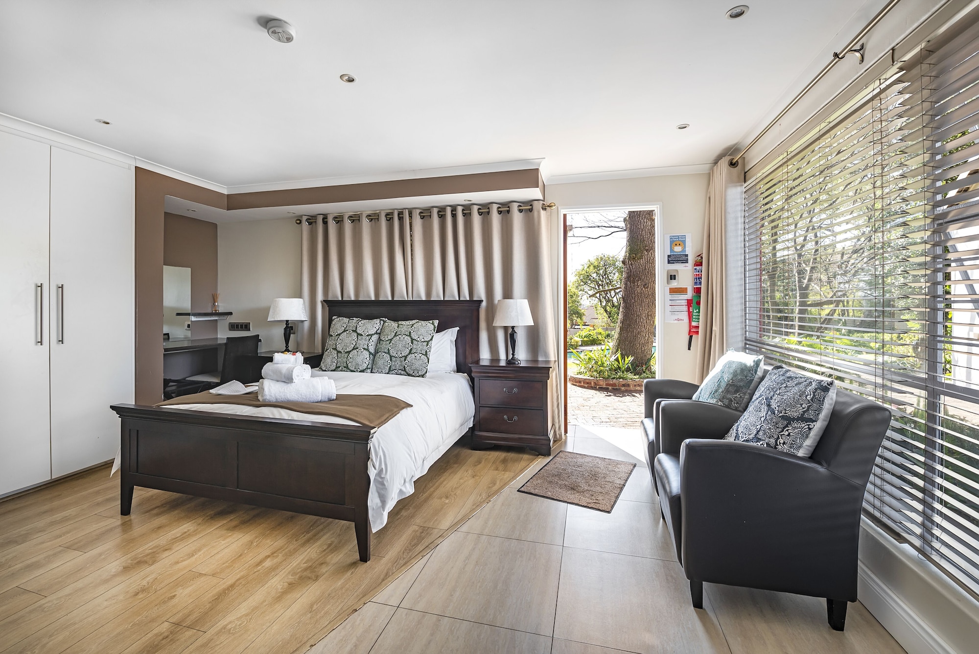 EXECUTIVE, STUDIO, SUITE, QUEEN BED, KITCHENETTE