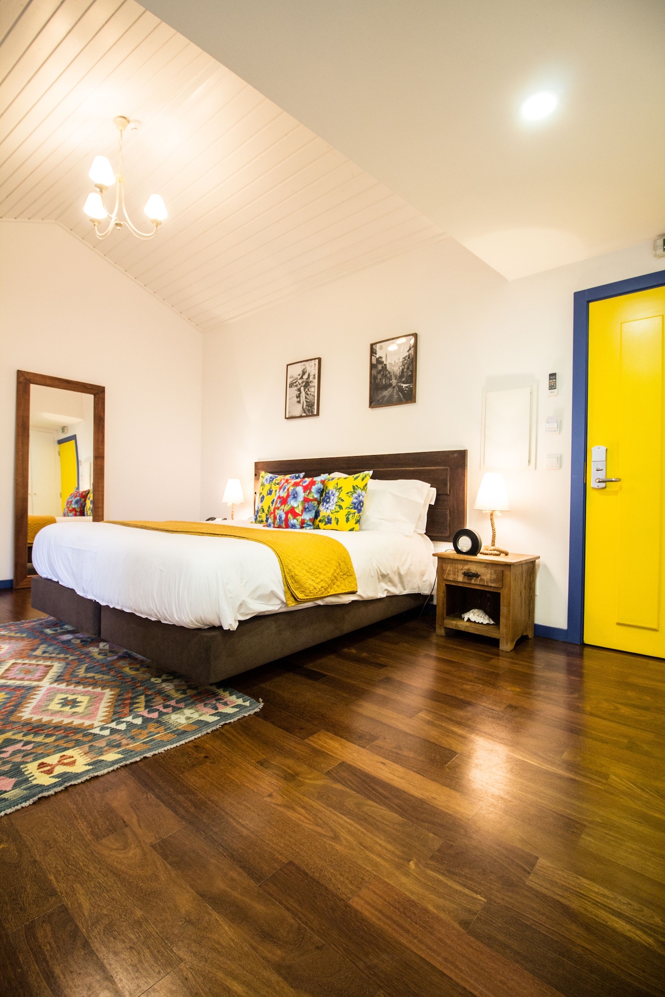 DELUXE, DOUBLE OR TWIN BED