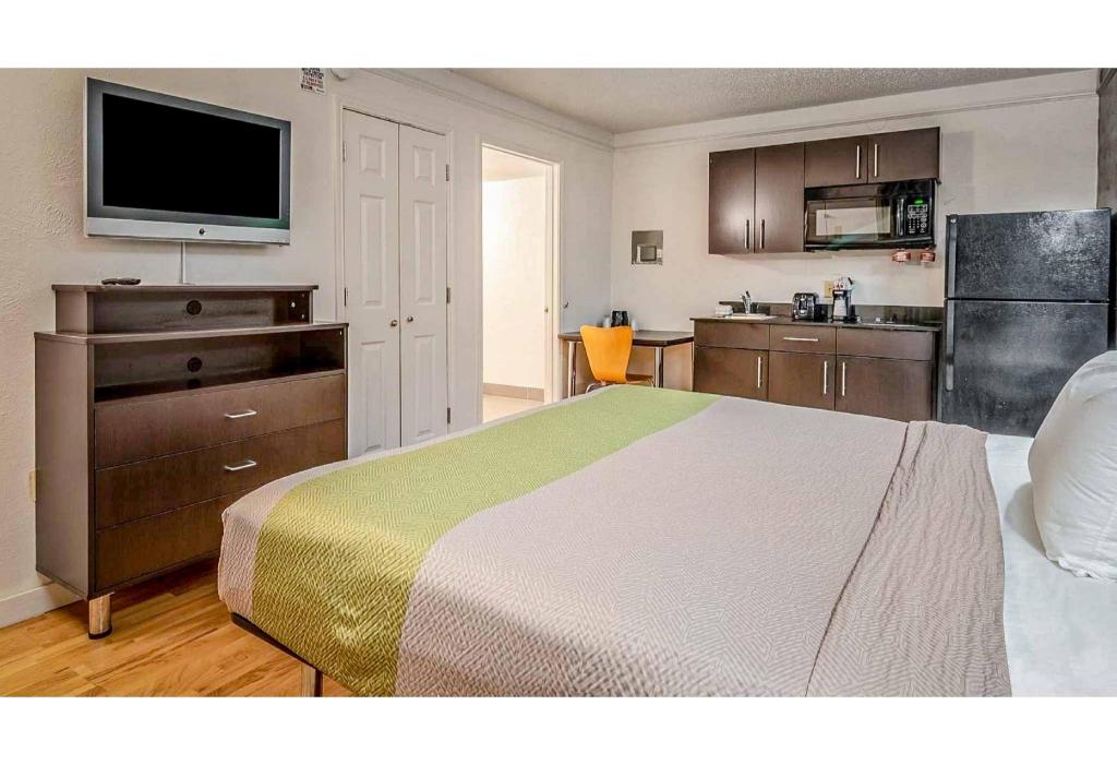 1 King Bed Mobil Access Tub Nsmk Kitchen
