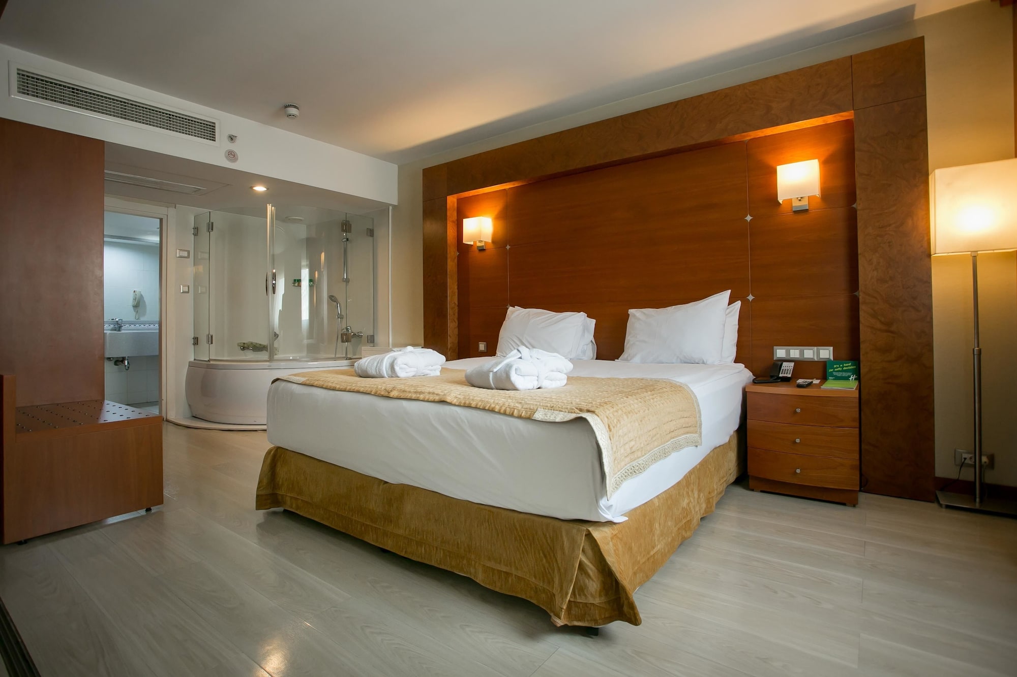 1 Bedroom, Suite, Queen Bed, Living Area