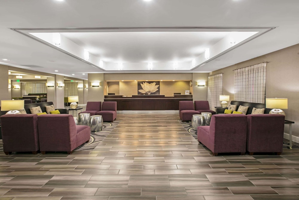 La Quinta Inn & Suites by Wyndham DFW Airport South / Irving 12/52
