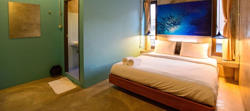 Seabox Khaolak Hostel 8/28