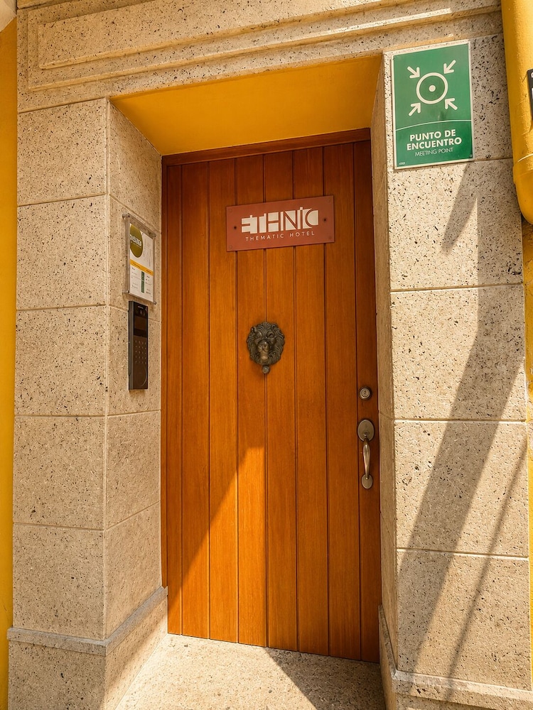 Ethnic Thematic Hotel 30/50