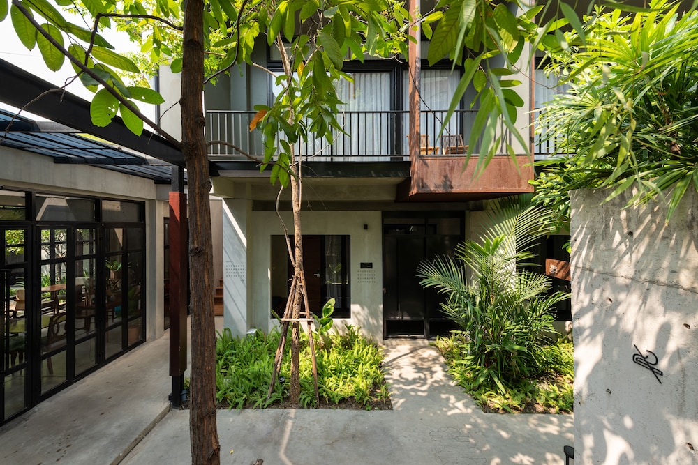 Cherlock Hotel 2/48