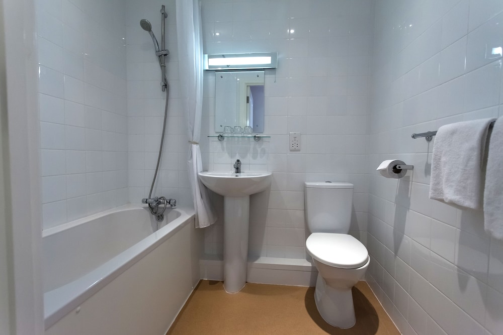 Russ Hill Hotel Gatwick 60/62