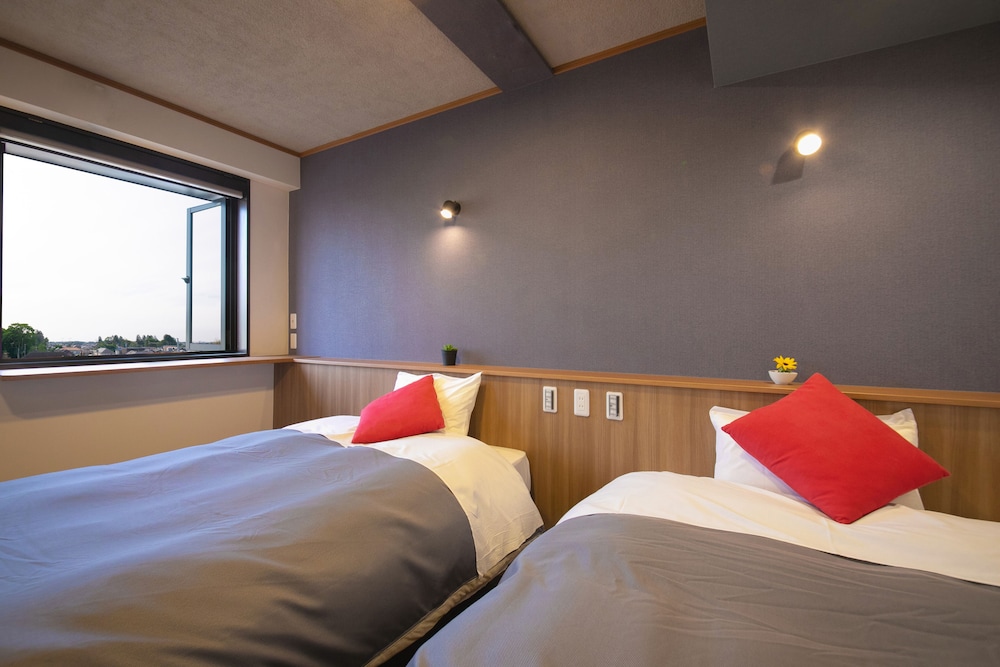 ROOM, TWIN BEDS
