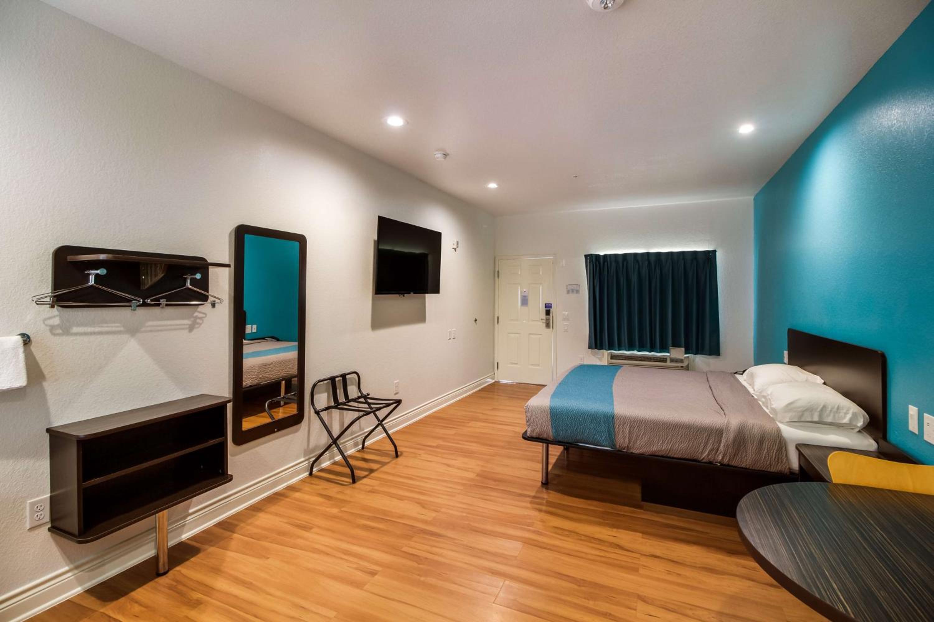 DELUXE, KING BED, SMOKING
