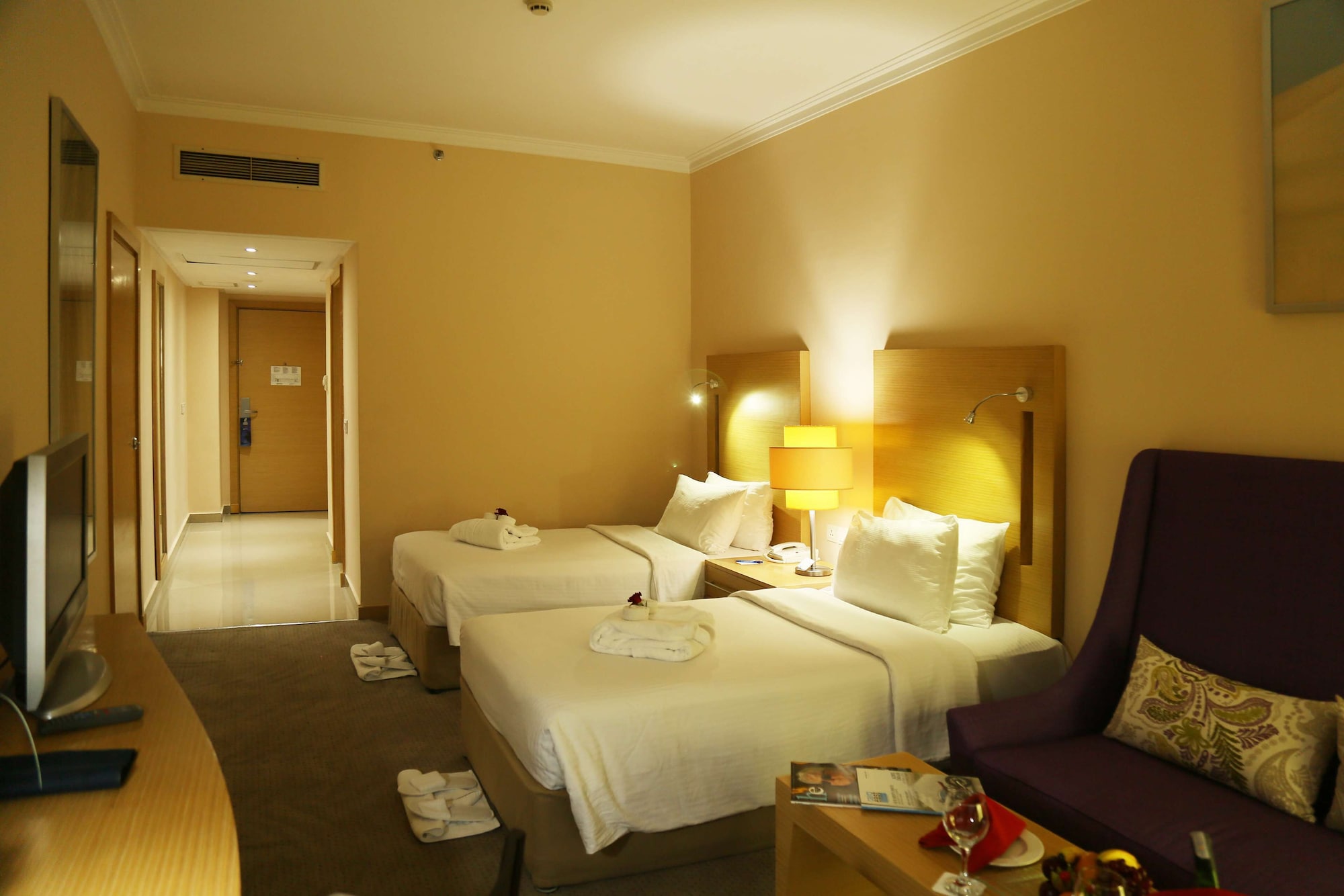 غرفة تنفيذية بسرير كينج مع دخول الصالة، Radisson Blu Heliopolis 6/10