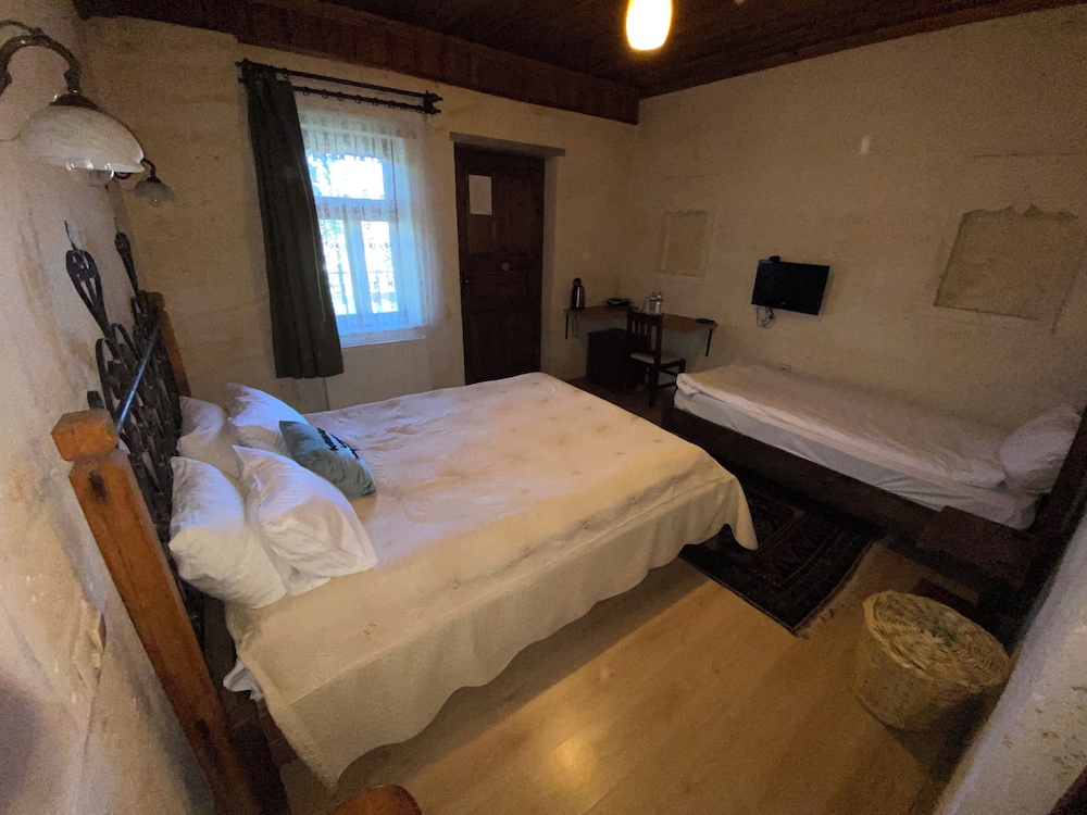 1 BEDROOM, DELUXE, TRIPLE