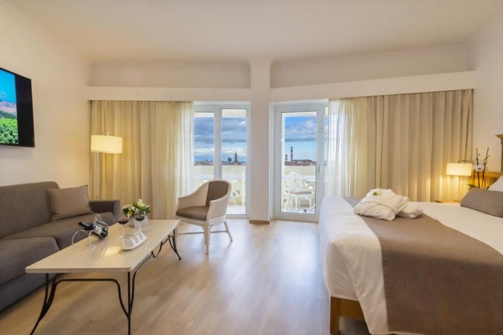 Junior Suite, Queen Bed, Old Town View, Sofa