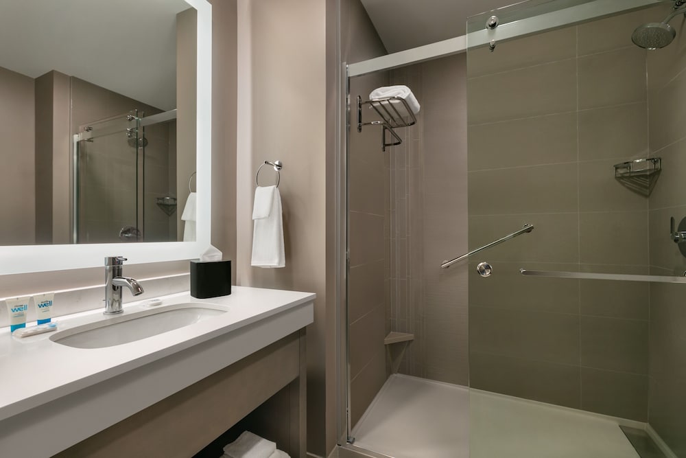 1 BEDROOM, SPECIALTY, SUITE, KITCHEN