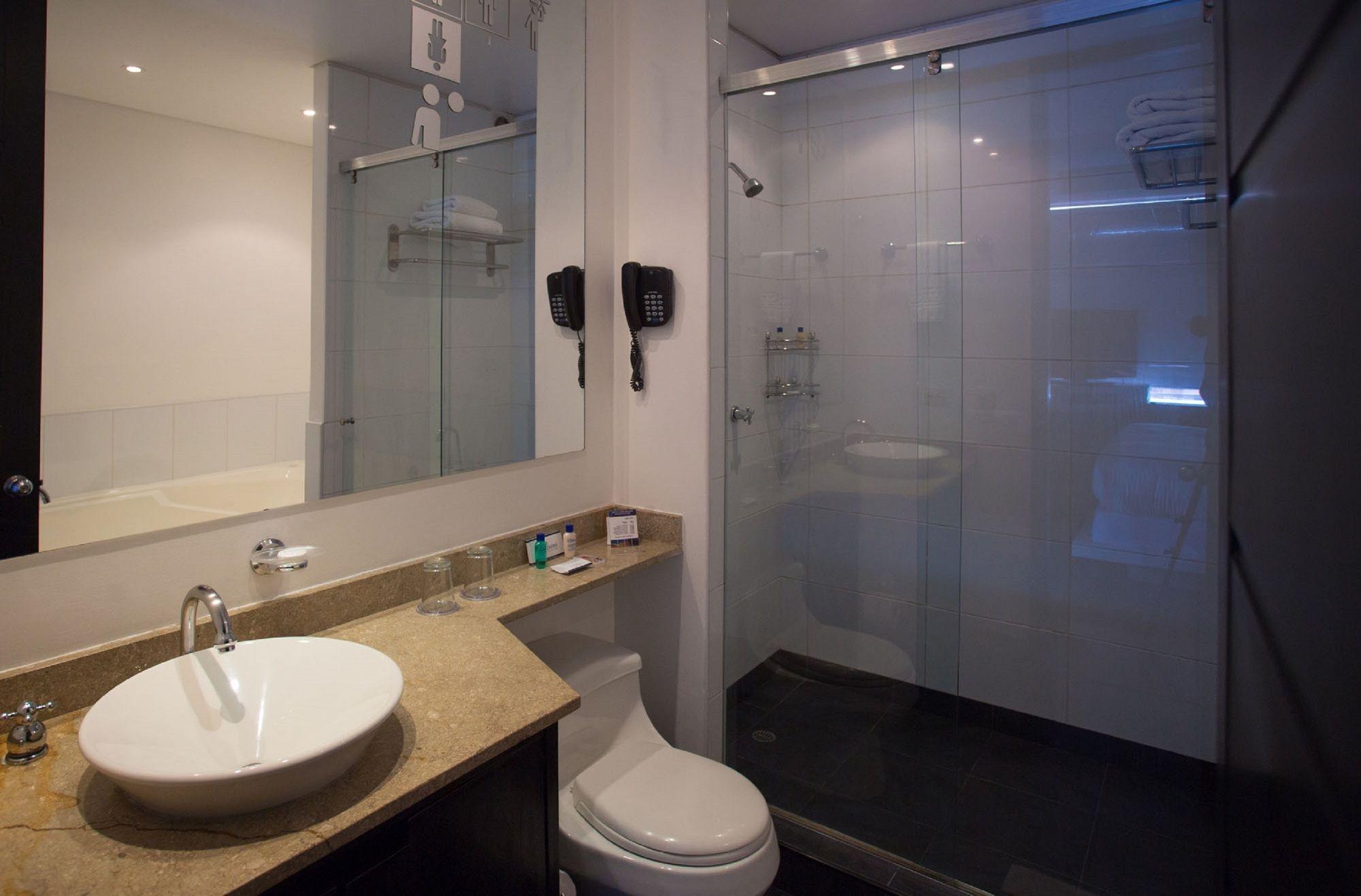 1 Bedroom, Deluxe, Suite, City View, Bathtub 2/2