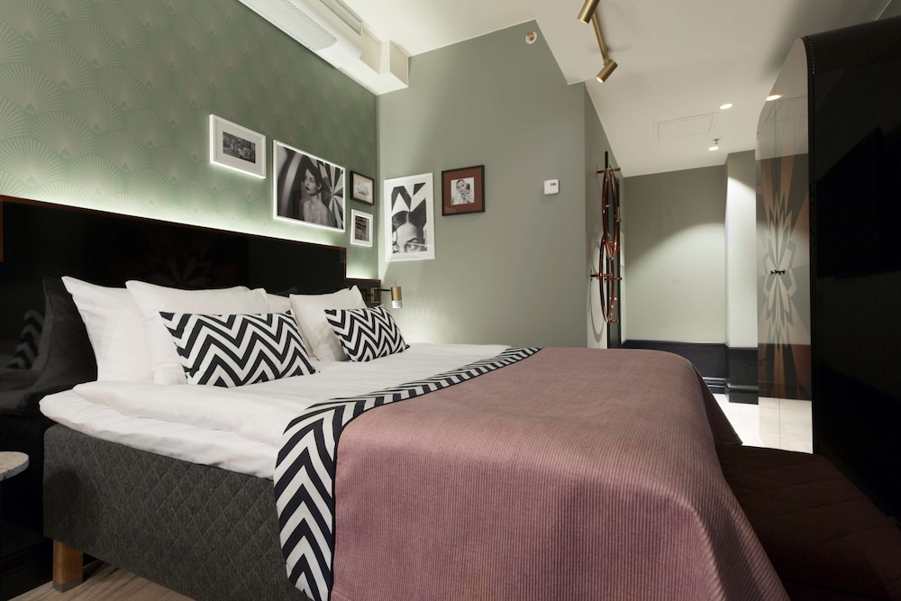 GRAND, KING BED, NO WINDOW