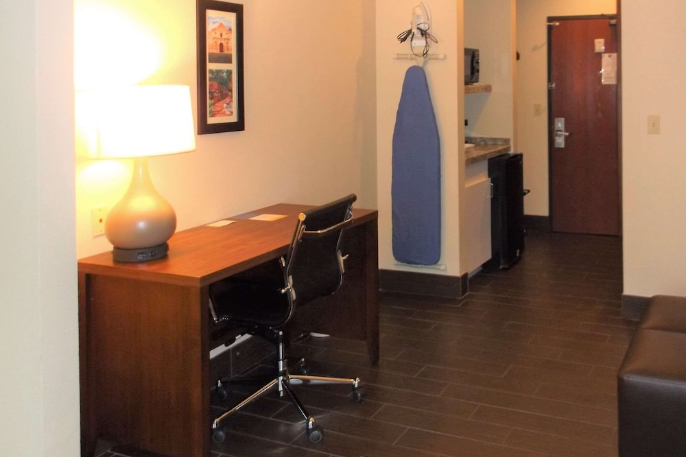 Comfort Inn and Suites Seguin, TX 35/37