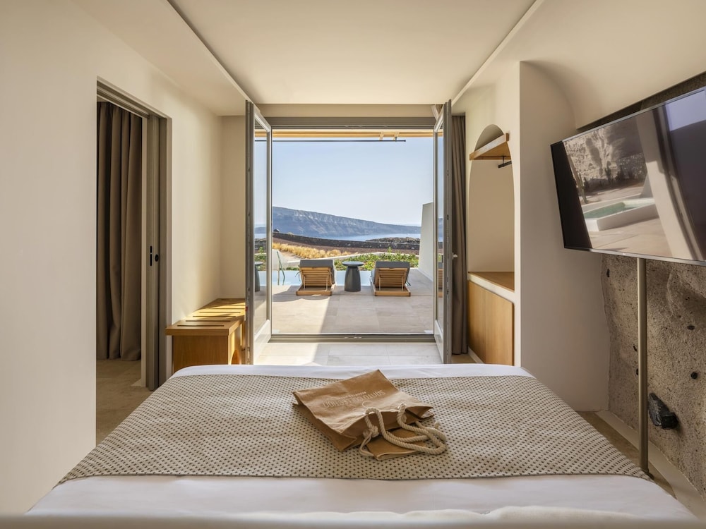 MAJESTIC, SUITE, SEA AND SUNSET VIEW, JETTED TUB, WITH POOL