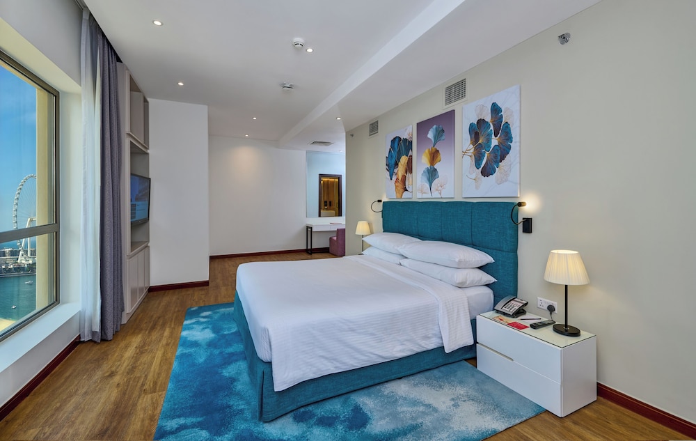 2 BEDROOMS, SUITE, PARTIAL SEA VIEW, BALCONY
