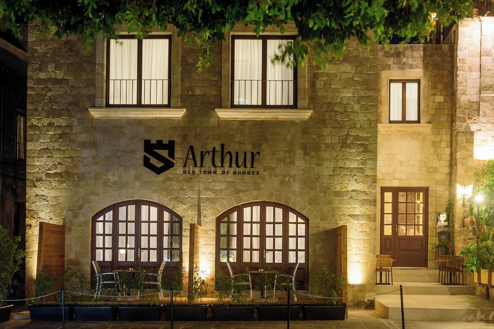 Arthur Suites 3/60