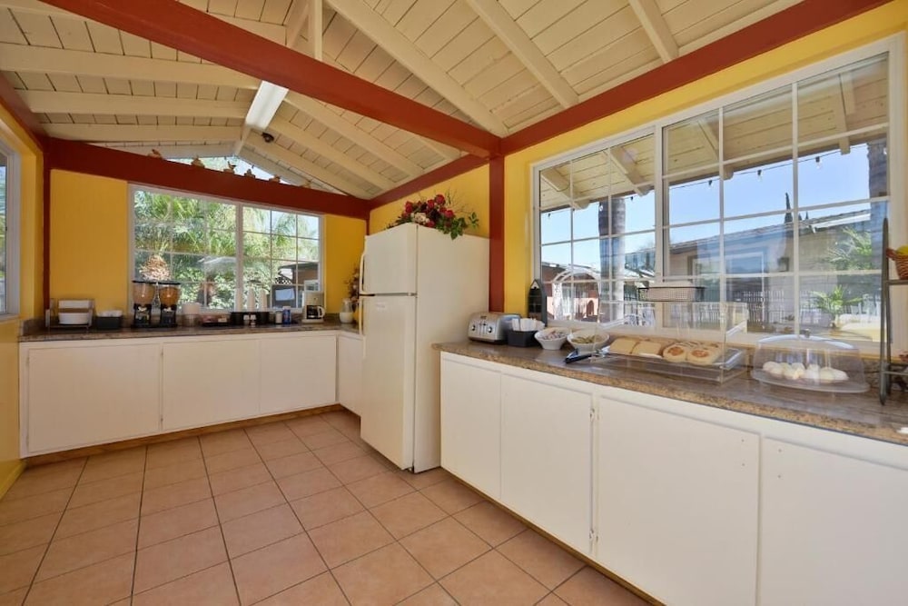 Fallbrook Country Inn 24/65