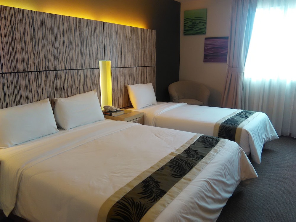 Grand Medallion Hotel 8/48