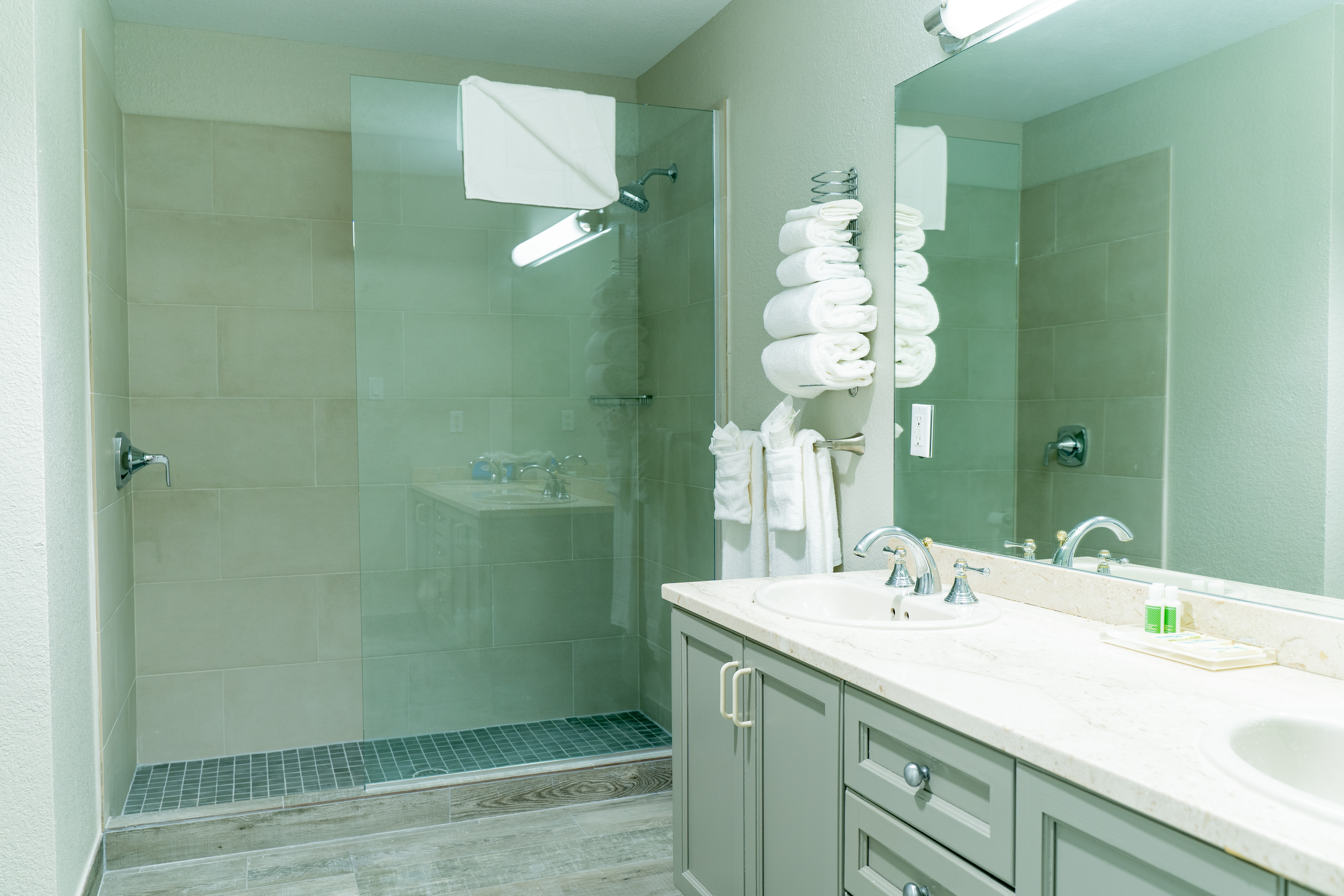 Studio Suite 2 Queens - Island View، The Grand Caymanian Resort 6/7