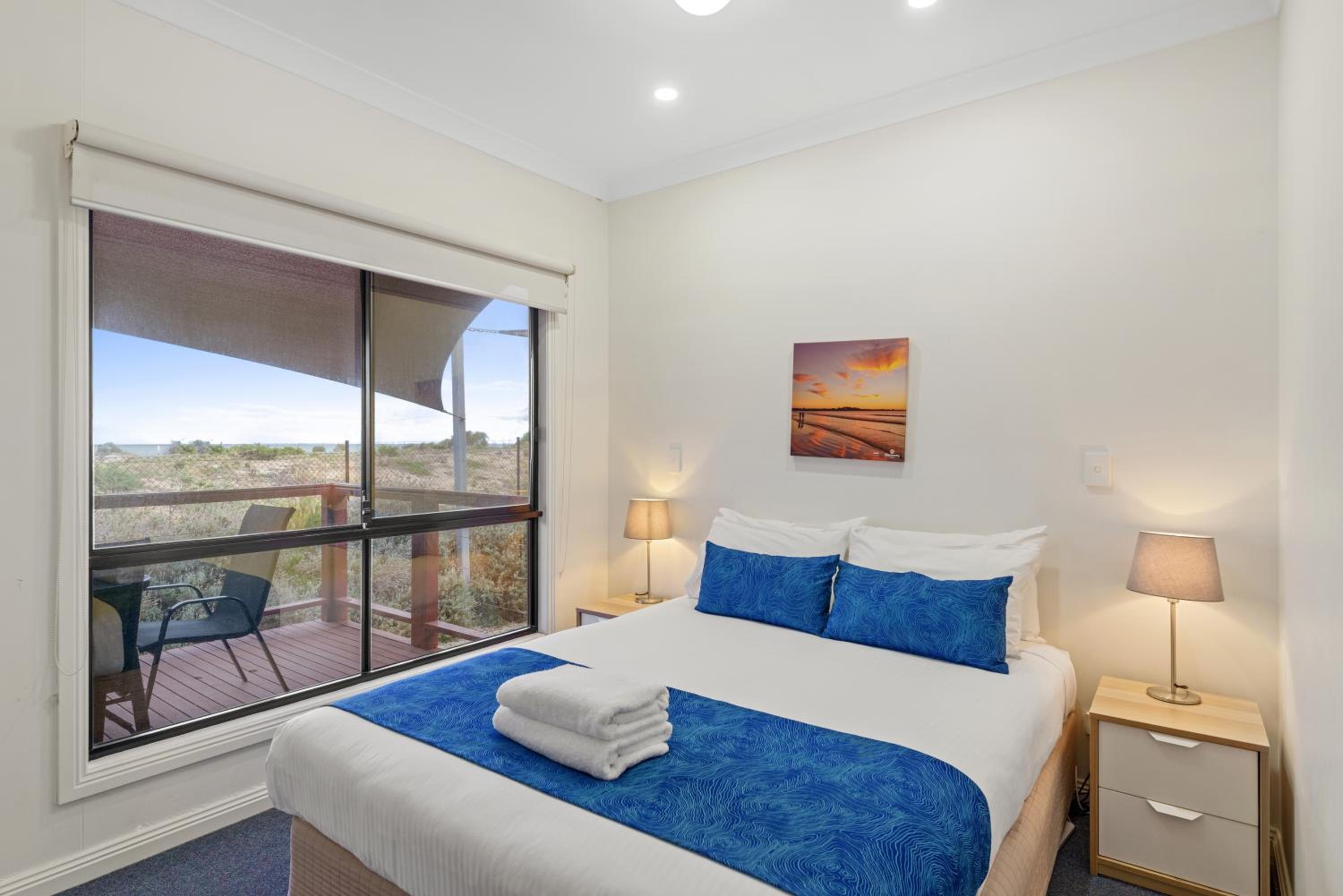3 Bedrooms, Beach, Deluxe, Cabin، Discovery Parks - Adelaide Beachfront 2/10