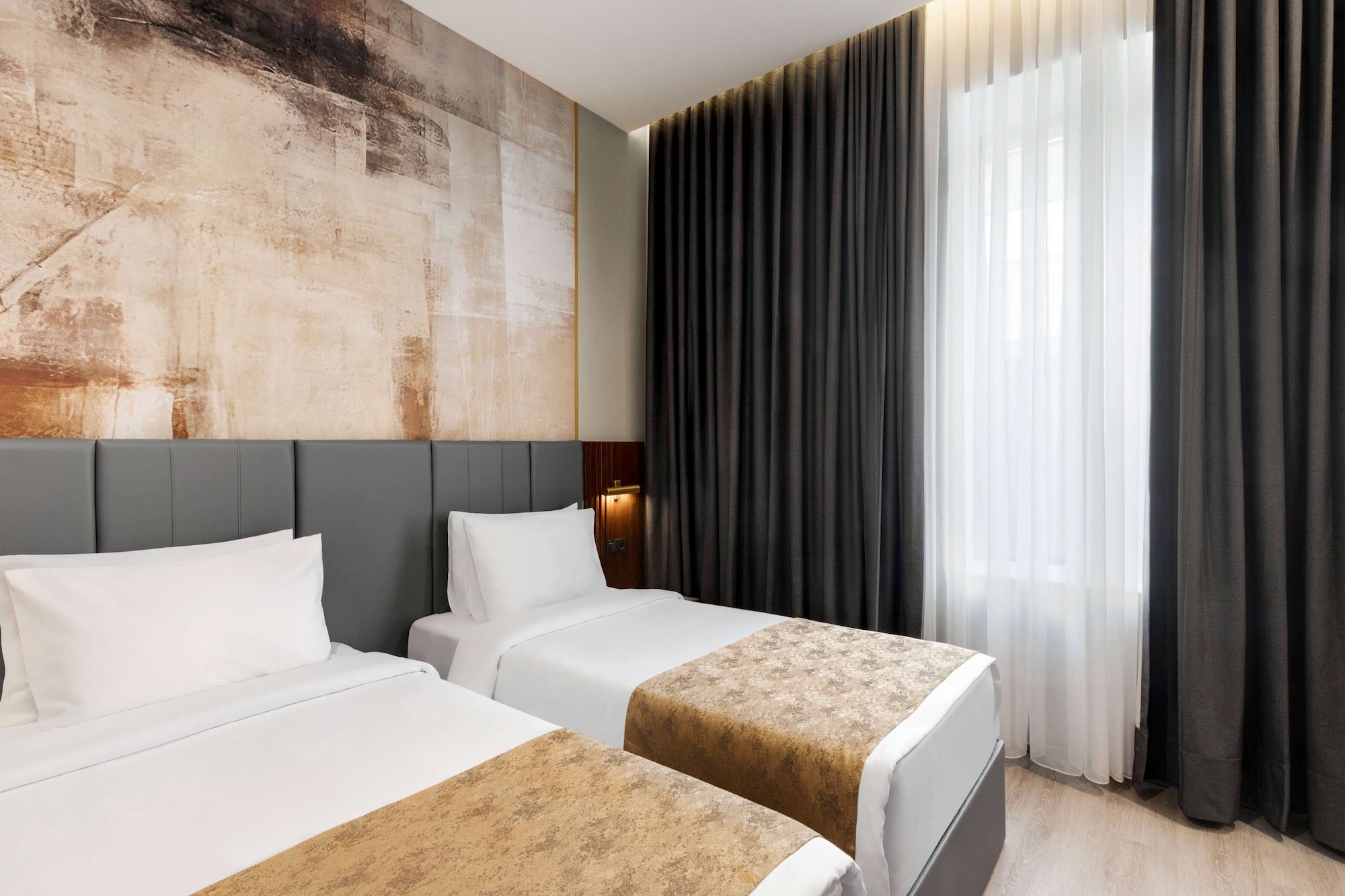 EXECUTIVE, SUITE, MULTIPLE BEDS