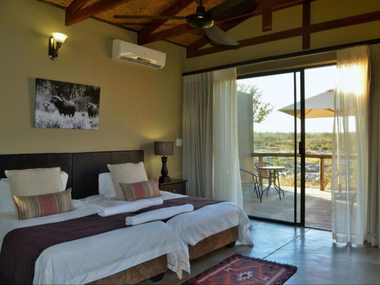 LUXURY, TWIN BEDS
