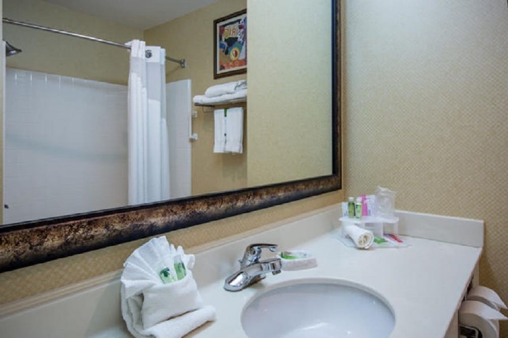 Holiday Inn Express Hotel Suites Youngstown N Warren Niles 28/79