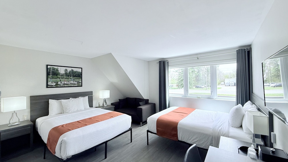 Plus, Deluxe, 2 Queen Beds