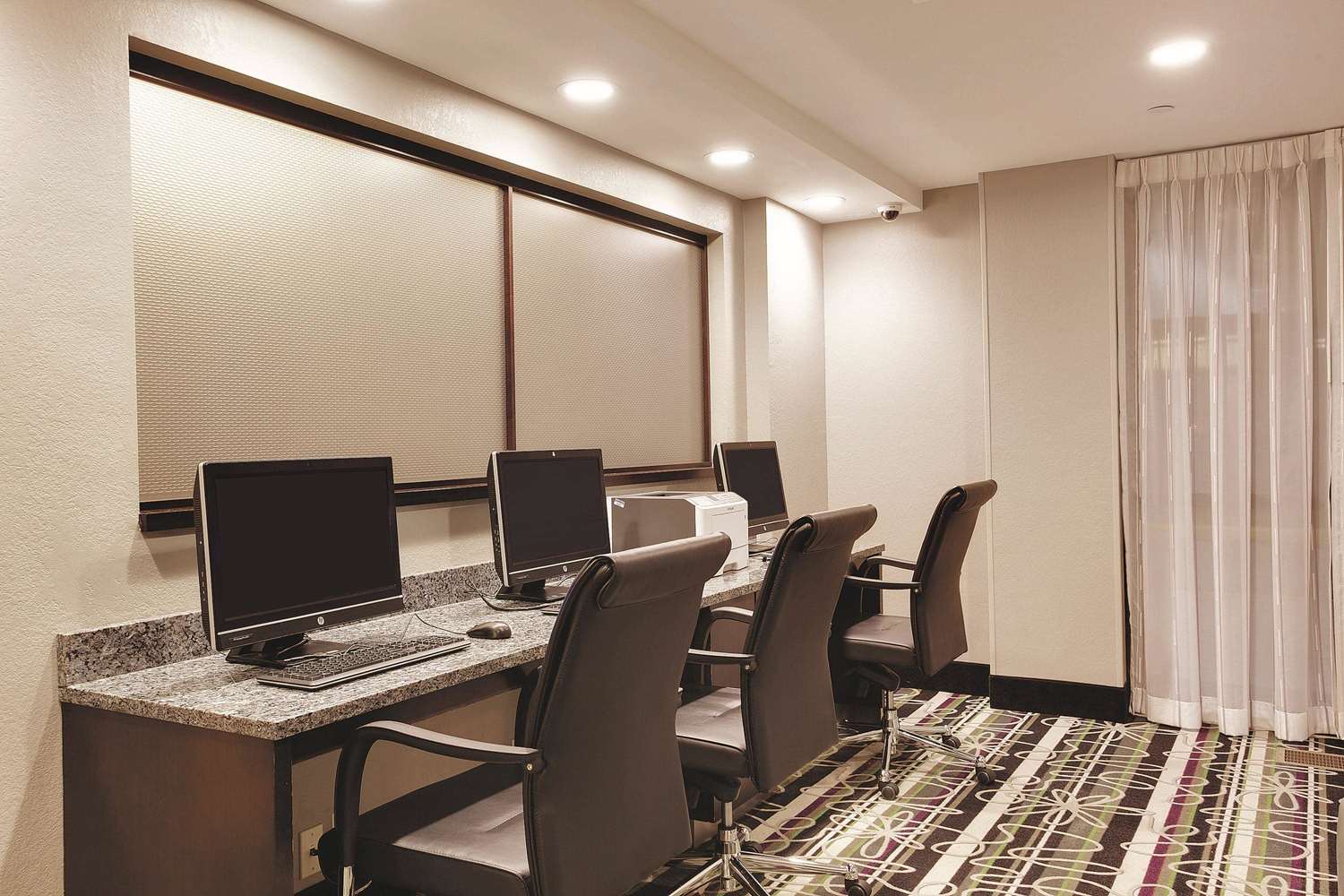 La Quinta Inn & Suites by Wyndham Detroit Metro Airport 44/55