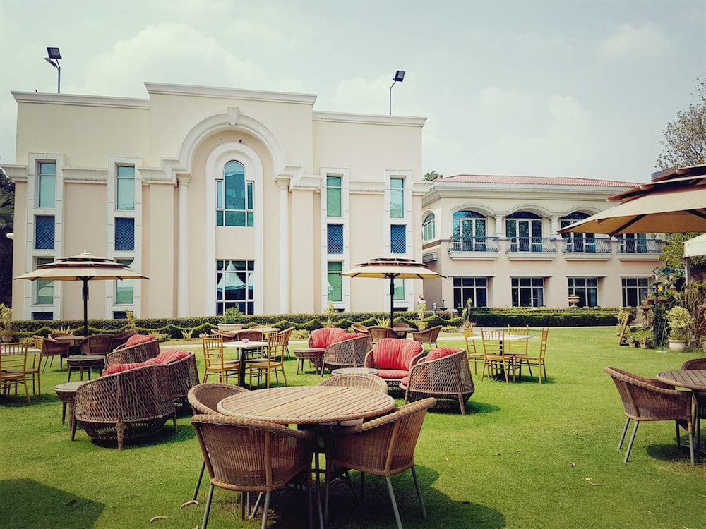 The Palms Town Country Club 34/44
