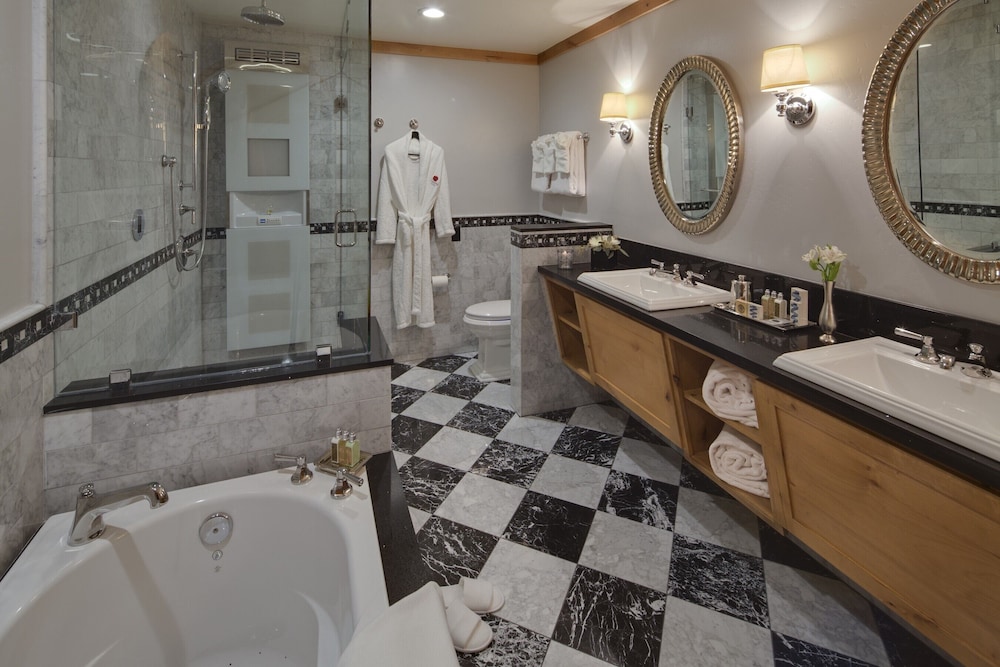 Premier, 2 Queen Beds, Partial Lake View