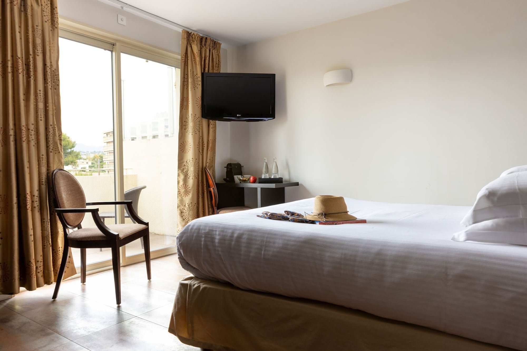 Superior, Queen Bed, Terrace
