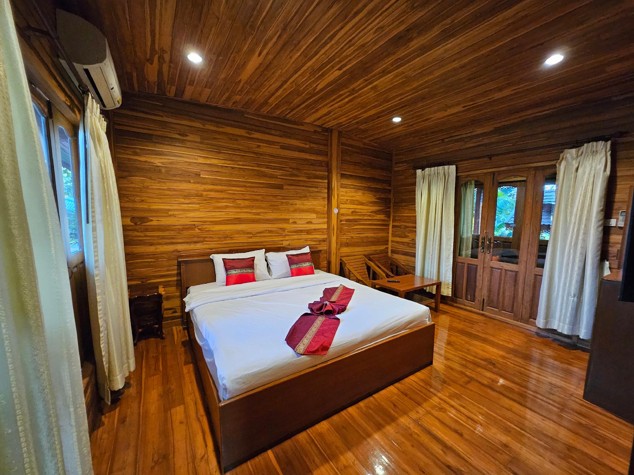 2 Bedrooms, House