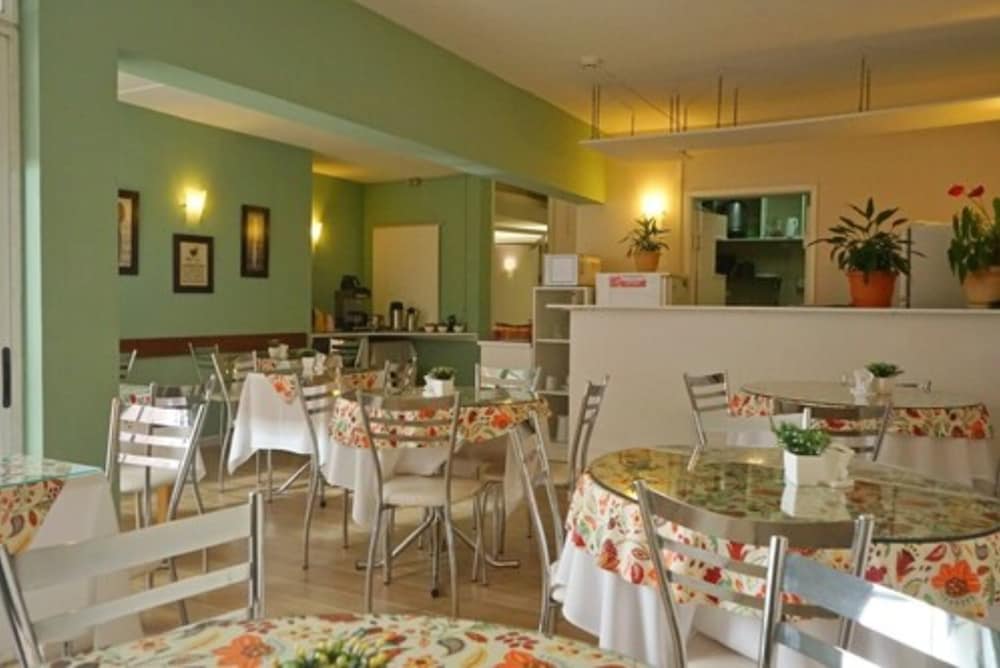 De La Plaza Hotel 45/54