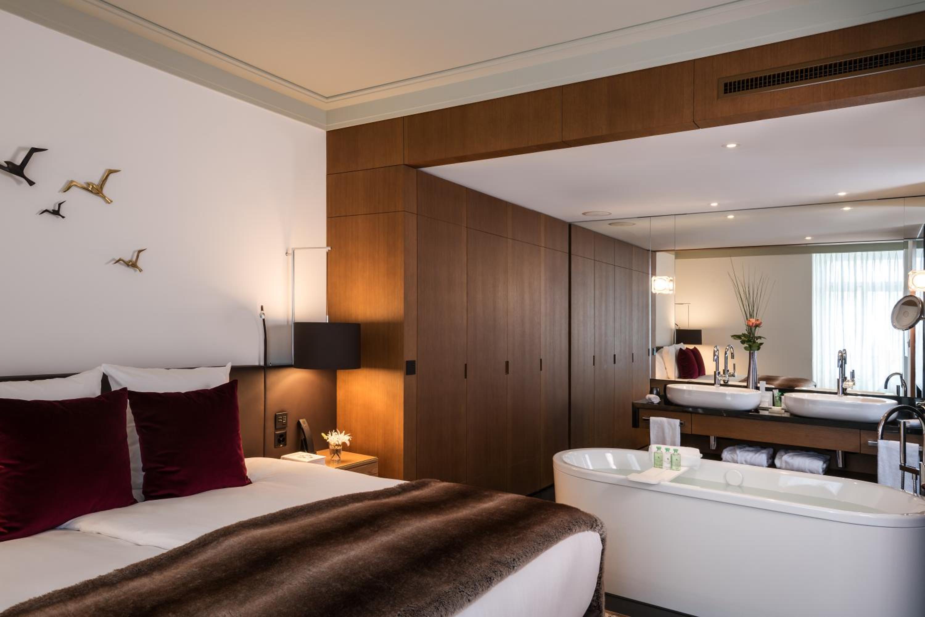 HERITAGE, SUITE, LAKE VIEW