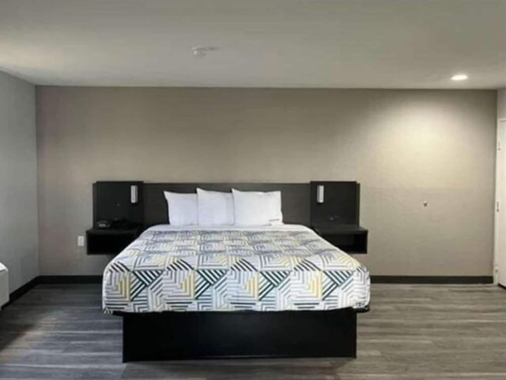 غرفة بسرير كينج بجاكوزي بمطبخ للمدخنين، Studio6 Little Rock, AR - South 3/8