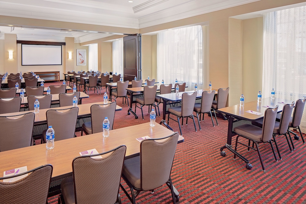 Hyatt Place Denver Cherry Creek 68/72