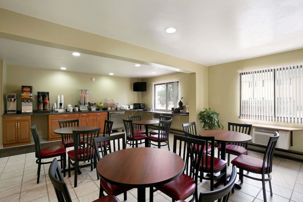 Super 8 by Wyndham Eau Claire WI 17/20