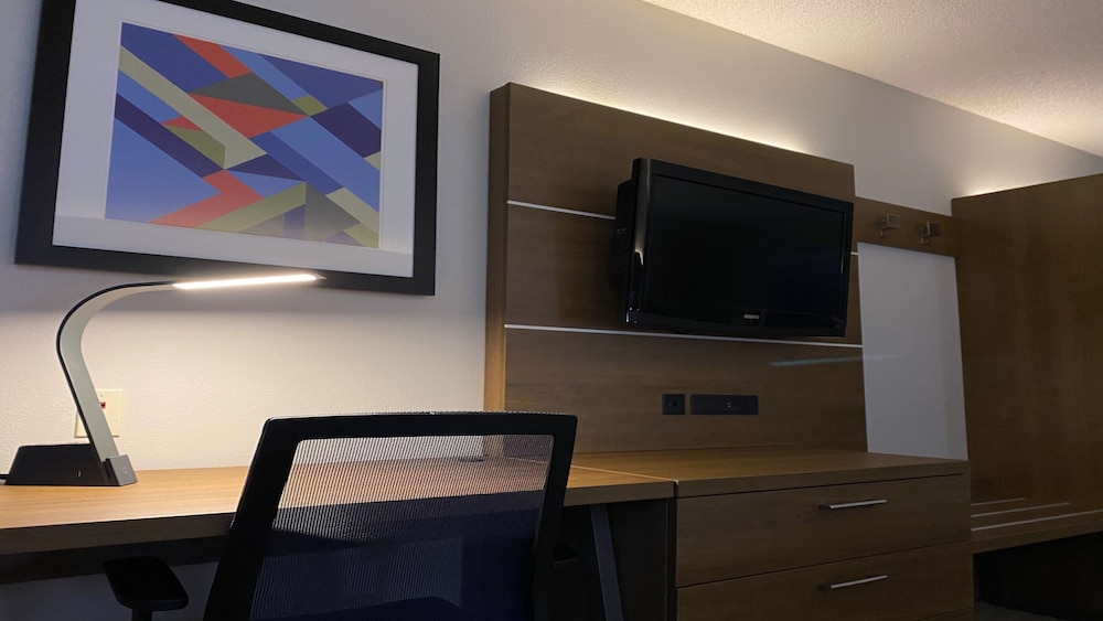 Holiday Inn Express Suites Somerset Central 67/76
