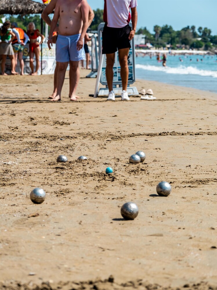 Trendy Side Beach - Adults Only 16 Plus 66/71
