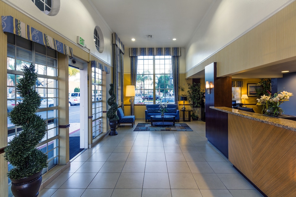 Ramada By Wyndham Costa Mesa/Newport Beach 5/38