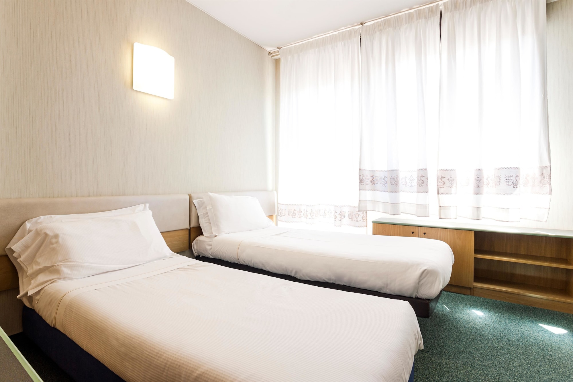 STANDARD, TWIN BEDS, SMOKING