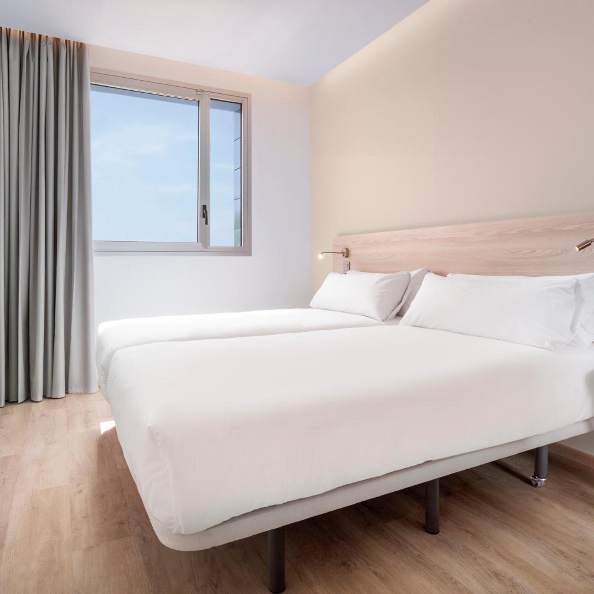 ROOM, TWIN BEDS