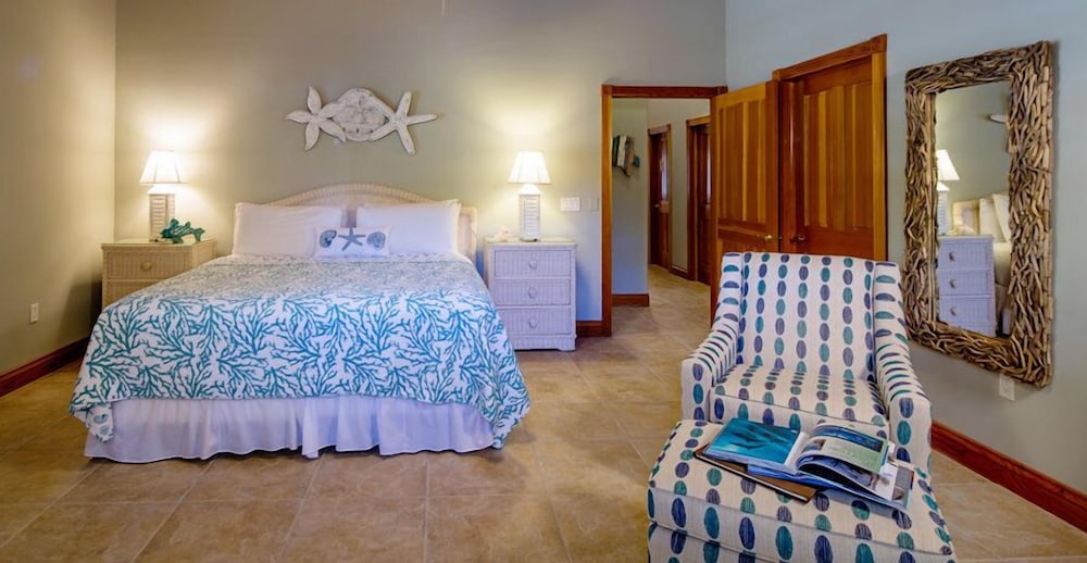 Princess, Palm, House, 1 King and 2 Queen Beds, Sofa, North Wing