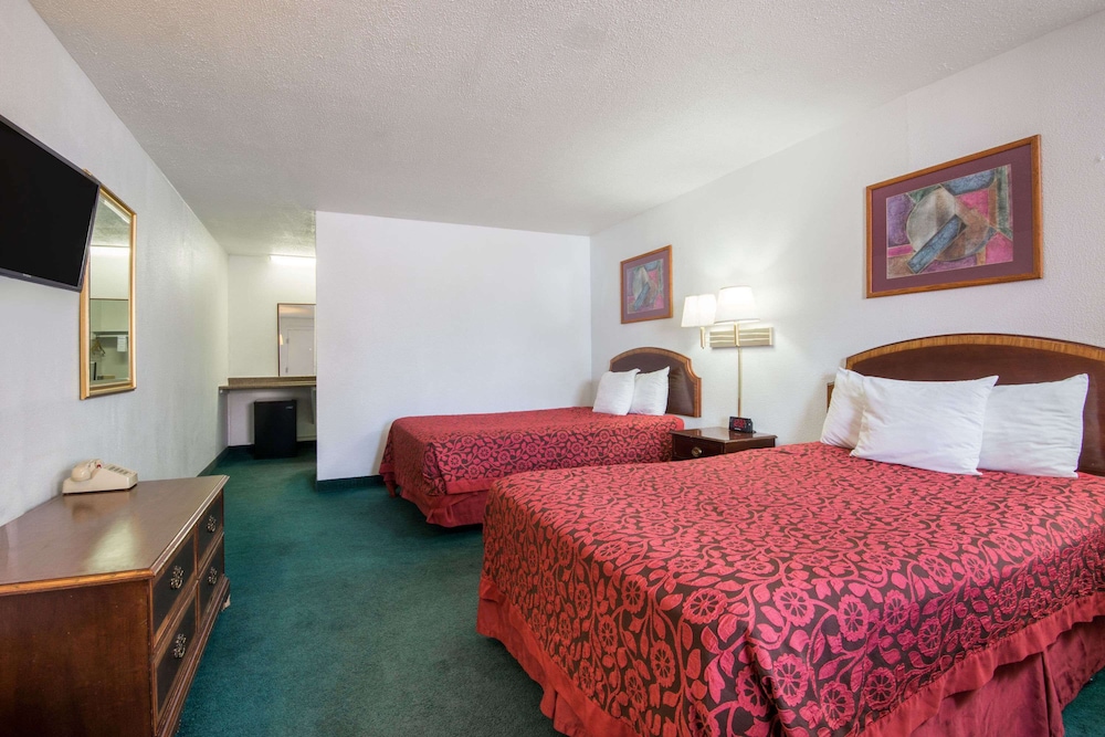 Days Inn By Wyndham Gallup 10/18